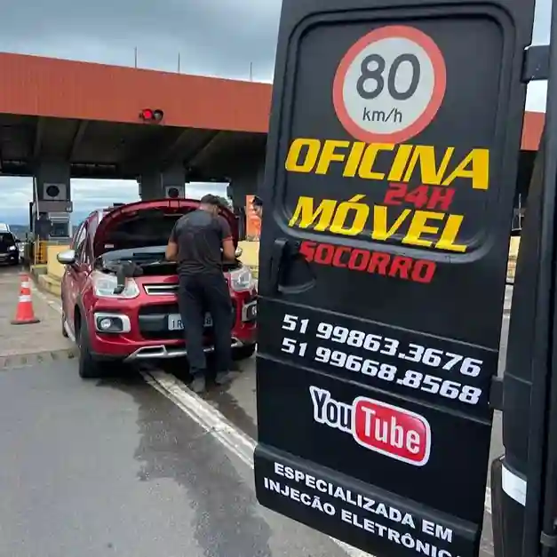 Mecânico realizando atendimento em veículo na região de Novo Hamburgo